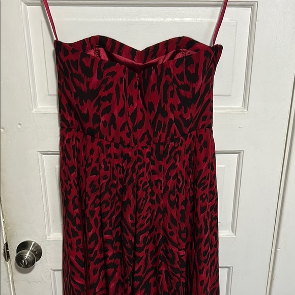 Elegant Red and Black Strapless Dress - Picture 4 of 8